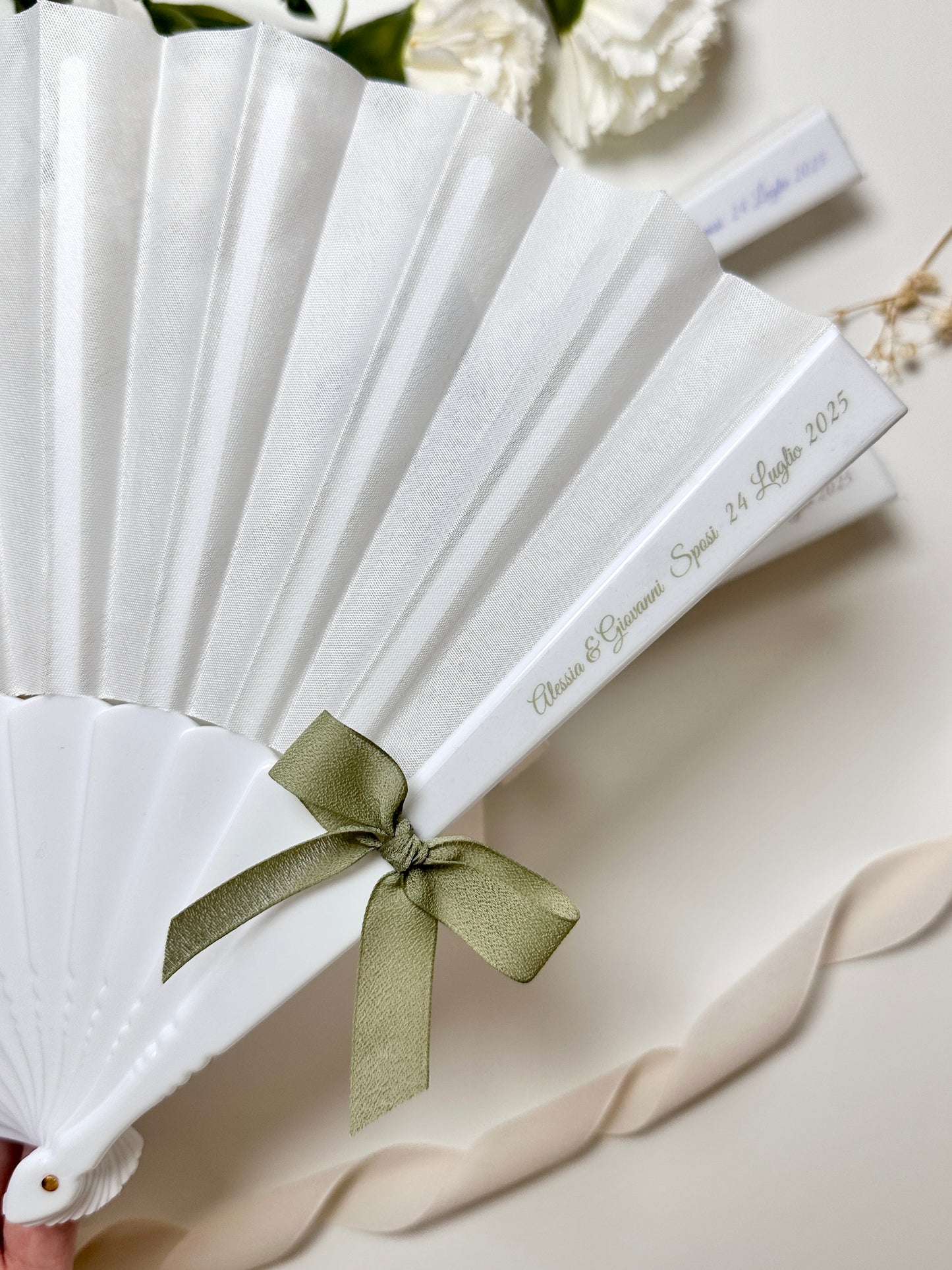 Ventaglio Bianco Plastica e Tessuto con Nomi e Fiocco in Chiffon